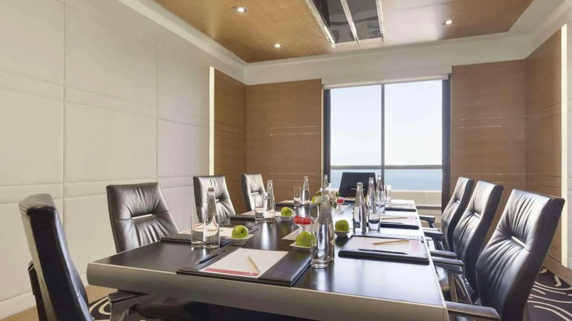 ****  Delta Hotels By Marriott Jumeirah Beach, Дубай ОАЭ